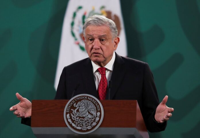 FILE PHOTO: Mexico's President Obrador and Argentina's President Fernandez attend a news conference in Mexico City