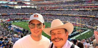 Armando Guadiana senador de Morena presume foto en el Super Bowl