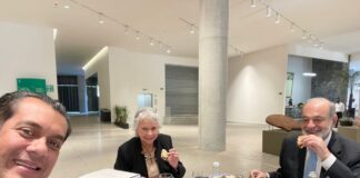 Sergio Gutiérrez Luna come hamburguesas de Sanborns con Carlos Slim