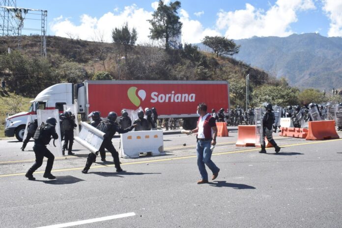 Un tráiler de una marca comercial fue estrellado luego del enfrentamiento entre estudiantes de Ayotzinapa y elementos de la Guardia Nacional (GN), en la caseta de Palo Blanco.