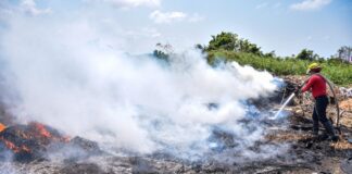 Atiende PC de Coatzacoalcos incendios provocados por desechos inflamables