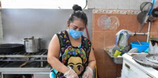Capacitan en Coatzacoalcos a locatarios de mercados en el manejo de alimentos