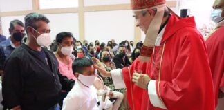 Monseñor Jorge Carlos confirma a niños en el municipio de la Joya