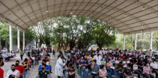 Gran afluencia en primer día de jornada de Vacunación para 18 y más en Minatitlán