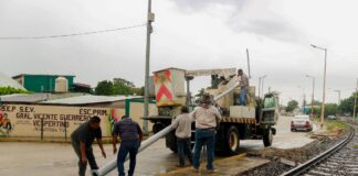 Ayuntamiento de Minatitlán cambia dos postes de luz en la colonia Obrera