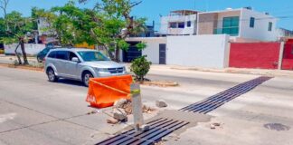 Rehabilitan trincheras y reponen rejillas en calles de Coatzacoalcos