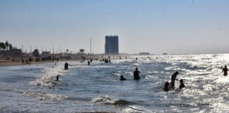 En Coatzacoalcos visitantes siguen disfrutando de la Playa Inclusiva y Familiar