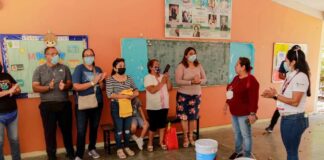 Entrega Carmen Medel pintura para mantenimiento de barda perimetral del Centro de Atención Múltiple CAM en Minatitlán