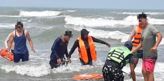 Rescatan a dos menores en playas de Úrsulo Galván y Cazones