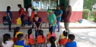 Ayuntamiento de Coatzacoalcos lleva lectura y diversión a niños del ejido Francisco Villa
