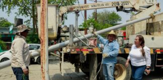 Medel Palma supervisa trabajos de Alumbrado y Obras Públicas en las avenidas de Minatitlán
