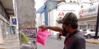 Retiran inspectores de Comercio publicidad de postes en el Centro Histórico de Córdoba