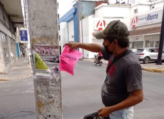 Retiran inspectores de Comercio publicidad de postes en el Centro Histórico de Córdoba
