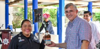 Autoridades de Coatzacoalcos festejan a mamás policías