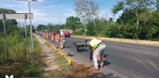 Dan mantenimiento a camellones del boulevard Reyes Aztecas en Minatitlán