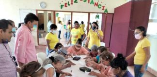 Llevan lectura y alegría a adultos mayores de Coatzacoalcos