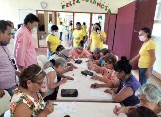 Llevan lectura y alegría a adultos mayores de Coatzacoalcos