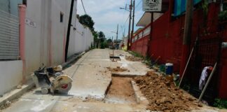 Continúan reparando socavones en calles de Minatitlán