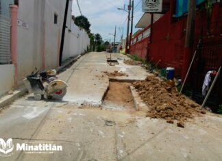 Continúan reparando socavones en calles de Minatitlán