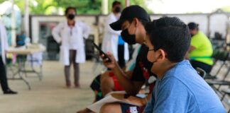 Reciben vacunas menores de 12 a 14 años contra Covid-19 en Minatitlán