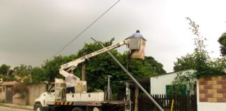 Rehabilitan en Minatitlán poste de luz en la colonia Las Delicias