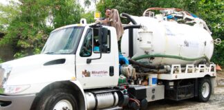 Desazolvan registro de aguas residuales en la colonia Ejido Tacoteno de Minatitlán