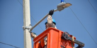 Ayuntamiento de Coatzacoalcos atiende petición de luminarias