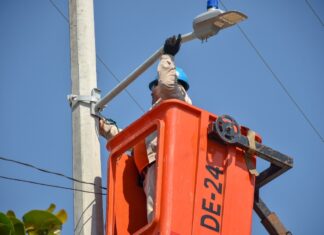 Ayuntamiento de Coatzacoalcos atiende petición de luminarias