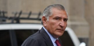 Adán Augusto López denuncia ante el INE la propaganda a su favor en diversas entidades