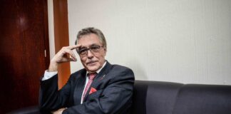 Alejandro Madrigal, científico mexicano, es condecorado por la reina Isabel II