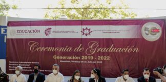 Felicita Alcaldesa de Minatitlán a alumnos egresados del CBTIS 213