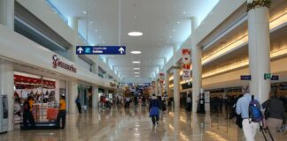 En el aeropuerto de Cancún, agentes de EU deciden el ingreso de viajeros extranjeros