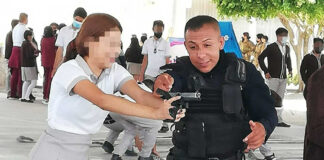 Policías de Guanajuato enseñan uso de armas a adolescentes de una secundaria; autoridades dicen que fue por ‘error’