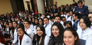 Mujeres en el sector salud: Son mayoría, pero ganan 24% menos que los hombres