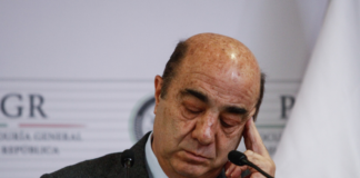 Ayotzinapa: Murillo Karam defiende su ‘verdad histórica’; ‘¿dónde los dejó?’, le increpa madre de estudiante desaparecido