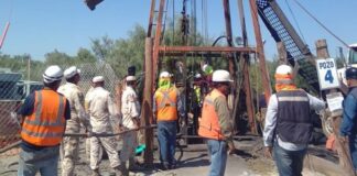 Retiran pilotes de pozo en mina de Coahuila para que buzo ingrese a hacer exploración