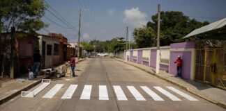 Autoridades de Minatitlán pintan pasos peatonales en escuelas, previo al regreso a clases