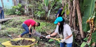 Trabajan empleados municipales de Coatzacoalcos en desazolve de canales en la Constituyentes
