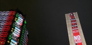 «16 años de impunidad militar. No al golpe militar»: colectivo despliega manta tras escalar Estela de Luz