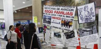 AMLO intentará apoyar a extrabajadores de Mexicana de Aviación tras desalojo del AICM