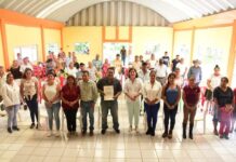 Alcaldesa de San Andrés Tuxtla, entrega escrituras de terreno del panteón en San Juan de la Gloria