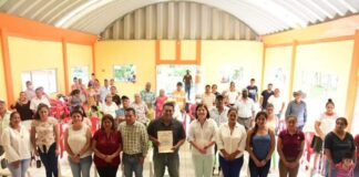 Alcaldesa de San Andrés Tuxtla, entrega escrituras de terreno del panteón en San Juan de la Gloria