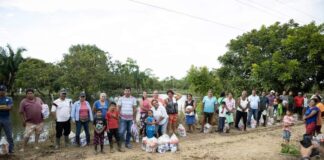 Continúa Alcaldesa de Minatitlán recorriendo y llevando despensas a comunidades afectadas por las lluvias