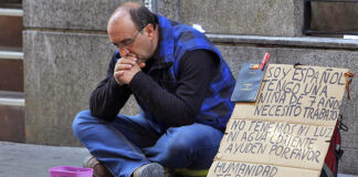 La pobreza en España: más de 13 millones de personas en riesgo en 2021 y casi el 45% llegó difícilmente a fin de mes