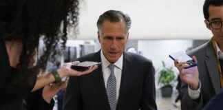 El Senado de EE UU da un paso clave para blindar el matrimonio homosexual frente al Tribunal Supremo El senador por Utah Mitt Romney, este miércoles en el Senado.