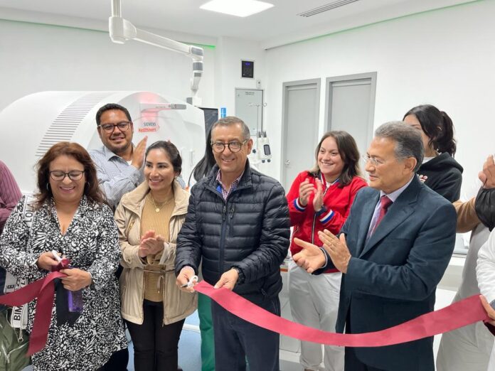 Inaugura ISSSTE tomógrafo y microscopio.