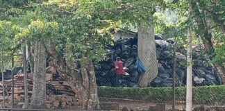 BASURERO EN HOSPITAL DE CANCEROLOGÍA EN XALAPA CAUSA TEMOR ENTRE POBLADORES Centenares de bolsas con basura en uno de los patios del Centro Estatal de Cancerología en Xalapa causa alarma entre pobladores.