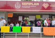 Retiene Sefiplan pagos a trabajadores de tecnológicos de Xalapa, Juan Rodríguez Clara y Alamo. Bloquean oficinas. Trabajadores del Tecnológico de Xalapa bloquean Sefiplan.