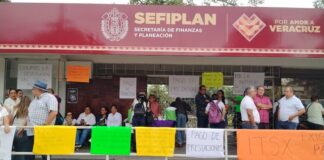 Retiene Sefiplan pagos a trabajadores de tecnológicos de Xalapa, Juan Rodríguez Clara y Alamo. Bloquean oficinas. Trabajadores del Tecnológico de Xalapa bloquean Sefiplan.