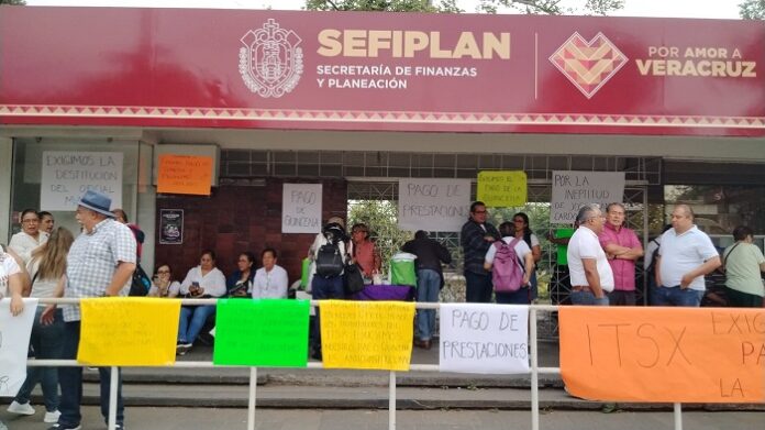 Trabajadores del Tecnológico de Xalapa bloquean Sefiplan.